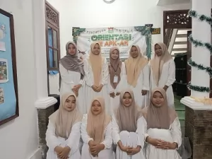 Raden Ajeng Jihan Fakhira Zain Mengikuti Orientasi Santri Baru Bersama Kelompok di Pondok Pesantren Putri Khadijah Pamekasan Madura